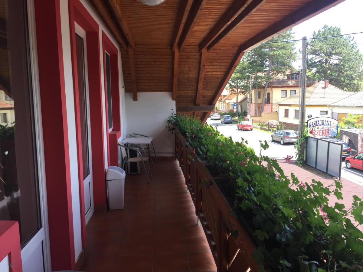 Hableany Etterem, Pizzeria Es Vendeghaz Bed & Breakfast Balatonmariafurdo Luaran gambar