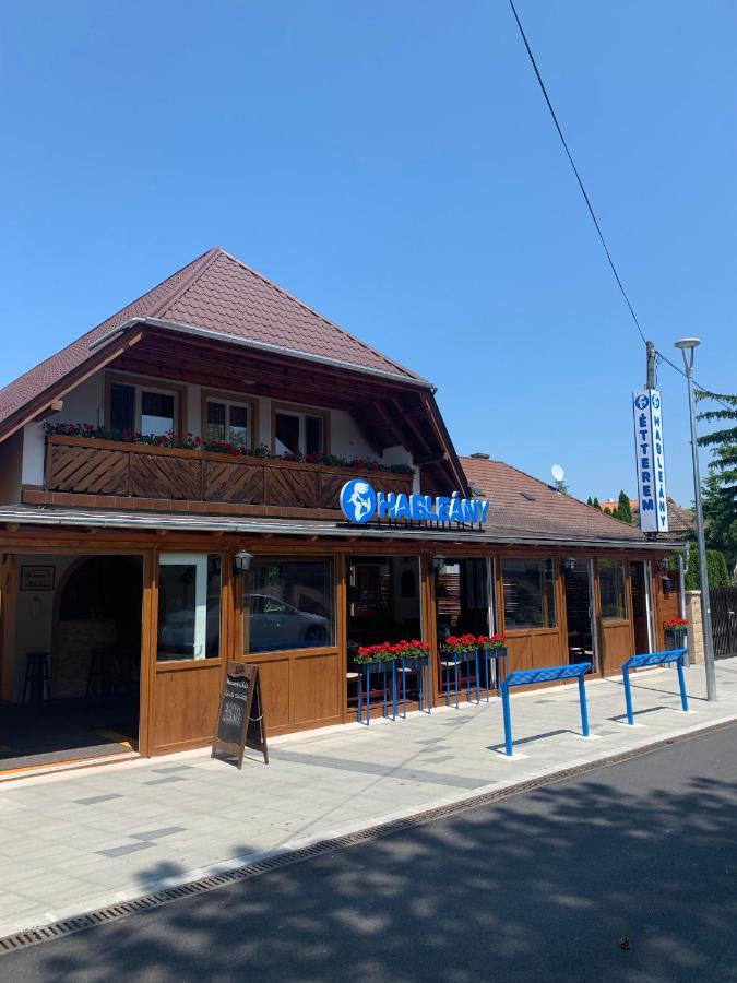Hableany Etterem, Pizzeria Es Vendeghaz Bed & Breakfast Balatonmariafurdo Luaran gambar