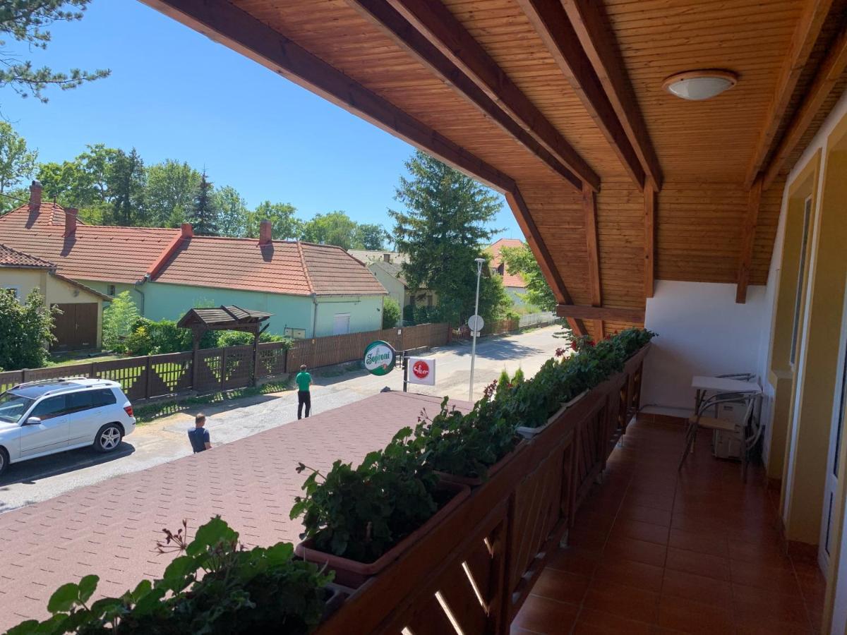 Hableany Etterem, Pizzeria Es Vendeghaz Bed & Breakfast Balatonmariafurdo Luaran gambar